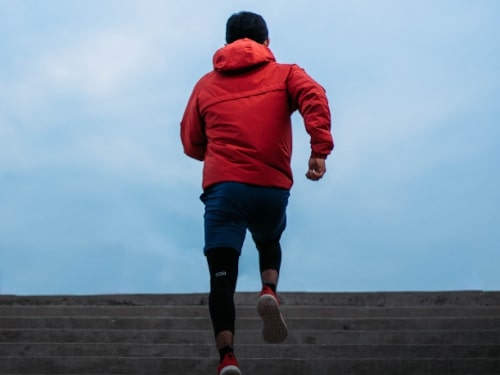 Jesienne bieganie – w co warto ubrać się podczas jesiennego biegania i złej pogody?