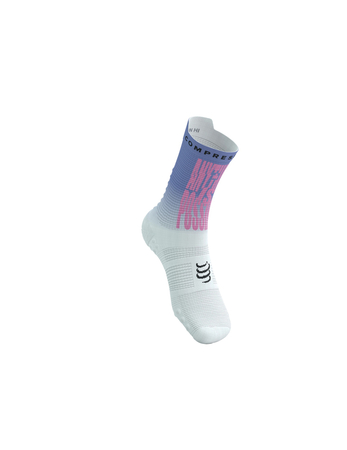 COMPRESSPORT Skarpetki do biegania wysokie PRORACING SOCKS V4.0 RUN HIGH IRONMAN 2025 jacaranda