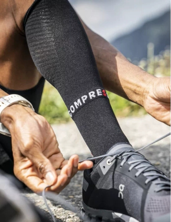 COMPRESSPORT Skarpety kompresyjne FULL SOCKS WINTER RUN black/high risk red