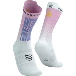 COMPRESSPORT Skarpetki rowerowe PRORACING SOCKS V4.0 BIKE IRONMAN 2025 cyclamen