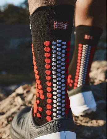 COMPRESSPORT Skarpetki do biegania trailowe PRORACING SOCKS V4 TRAIL black/red