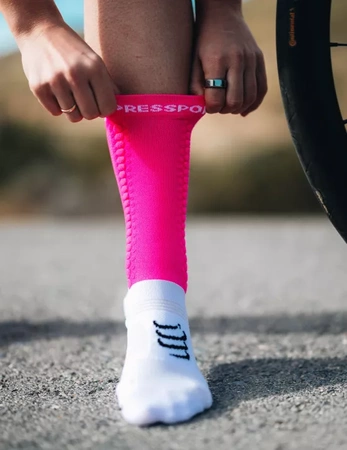 COMPRESSPORT Skarpetki rowerowe PRORACING SOCKS V4 BIKE white/neo pink