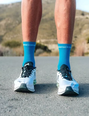 COMPRESSPORT Skarpetki do biegania wysokie PRORACING SOCKS V4 RUN HIGH niagara blue/white