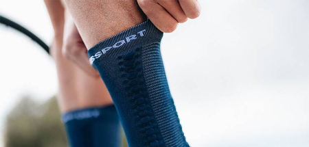 COMPRESSPORT Skarpetki rowerowe PRORACING SOCKS V4 BIKE blues/white