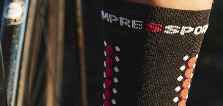 COMPRESSPORT Skarpetki rowerowe PRORACING SOCKS V4 BIKE black/red