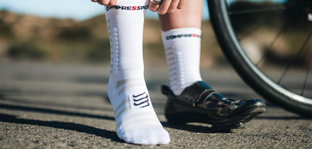 COMPRESSPORT Skarpetki rowerowe PRORACING SOCKS V4 ULTRALIGHT BIKE white/black