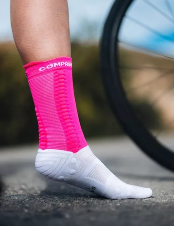 COMPRESSPORT Skarpetki rowerowe PRORACING SOCKS V4 BIKE white/neo pink