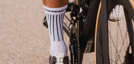COMPRESSPORT Skarpetki rowerowe AERO SOCKS white/fluo red