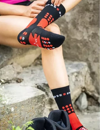 COMPRESSPORT Skarpetki trekkingowe HIKING SOCKS black/core red/white