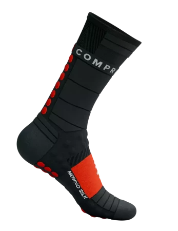 COMPRESSPORT Skarpetki biegowe zimowe PRO RACING SOCKS WINTER RUN black/high risk red