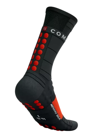 COMPRESSPORT Skarpetki biegowe zimowe PRO RACING SOCKS WINTER RUN black/high risk red