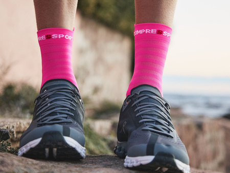 COMPRESSPORT Skarpetki do biegania ProRacing Socks V4 ULTRALIGHT RUN HIGH fluo różowe