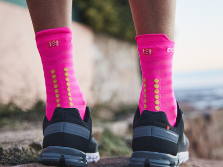 COMPRESSPORT Skarpetki do biegania ProRacing Socks V4 ULTRALIGHT RUN HIGH fluo różowe