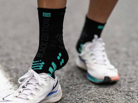 COMPRESSPORT Skarpetki do biegania długie ProRacing Socks v3.0 BLACK EDITION 2021 czarno-niebieskie