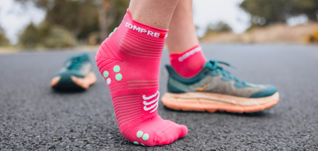 COMPRESSPORT Skarpetki do biegania krótkie ProRacing Socks V4 hot pink 