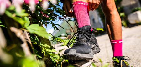 COMPRESSPORT Skarpetki do biegania krótkie ProRacing Socks V4 hot pink