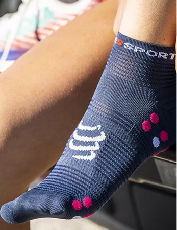 COMPRESSPORT Skarpetki do biegania krótkie ProRacing Socks V4 mood indigo/magenta