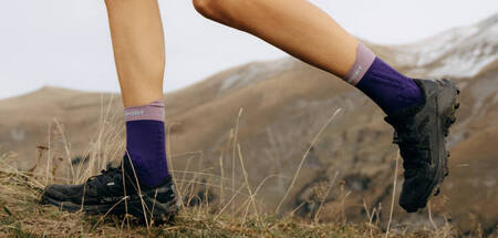 COMPRESSPORT Skarpetki do biegania trailowe PRORACING SOCKS V4 TRAIL purple/grape