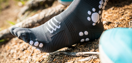 COMPRESSPORT Skarpetki do biegania trailowe ProRacing Socks V4 Trail magent/white
