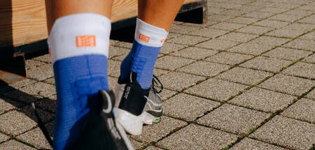 COMPRESSPORT Skarpetki do biegania wysokie PRORACING SOCKS V4 RUN HIGH dazz blue/white