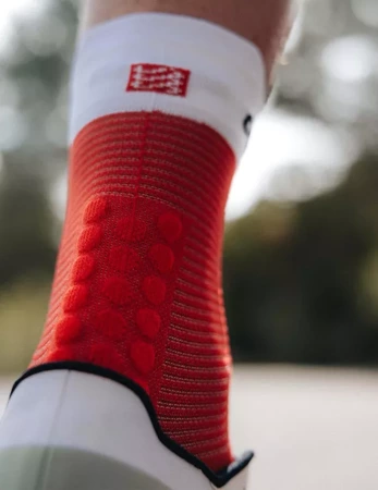 COMPRESSPORT Skarpetki do biegania wysokie PRORACING SOCKS V4 RUN HIGH red/white