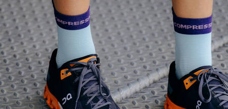 COMPRESSPORT Skarpetki do biegania wysokie PRORACING SOCKS V4 RUN HIGH shell blue/purple