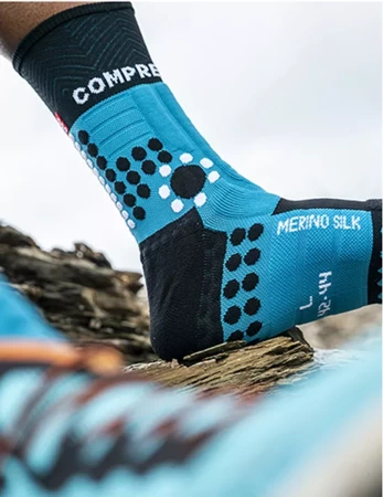 COMPRESSPORT Skarpetki do biegania zimowe PRORACING SOCKS WINTER TRAIL mosaic blue