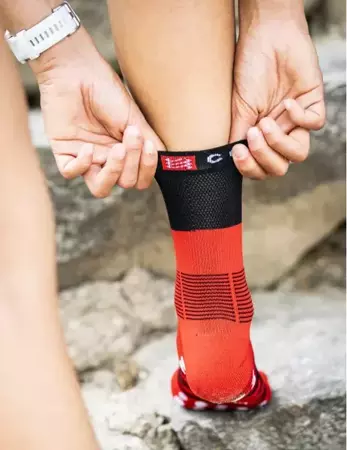 COMPRESSPORT Skarpetki trekkingowe FAST HIKING SOCKS black/core red/white