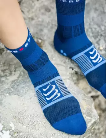 COMPRESSPORT Skarpetki trekkingowe FAST HIKING SOCKS estate blue/pacific coast