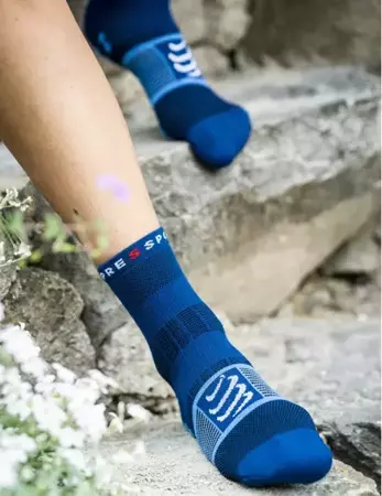 COMPRESSPORT Skarpetki trekkingowe FAST HIKING SOCKS estate blue/pacific coast